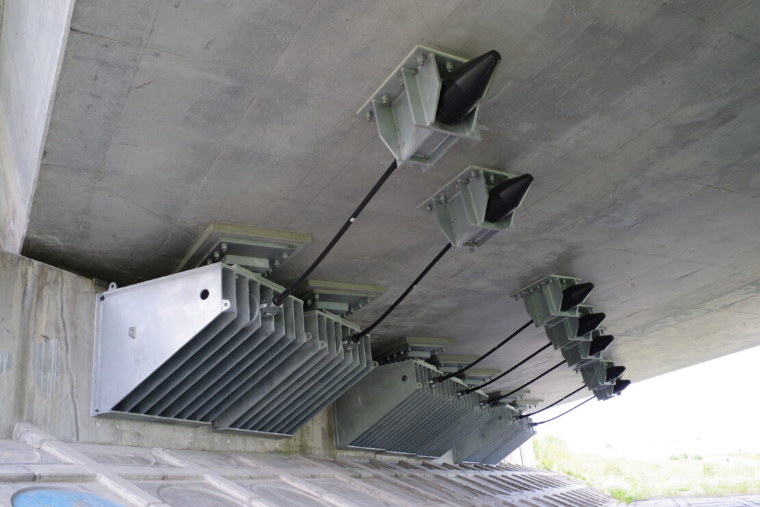 R3年度　花咲大橋落橋防止装置取付